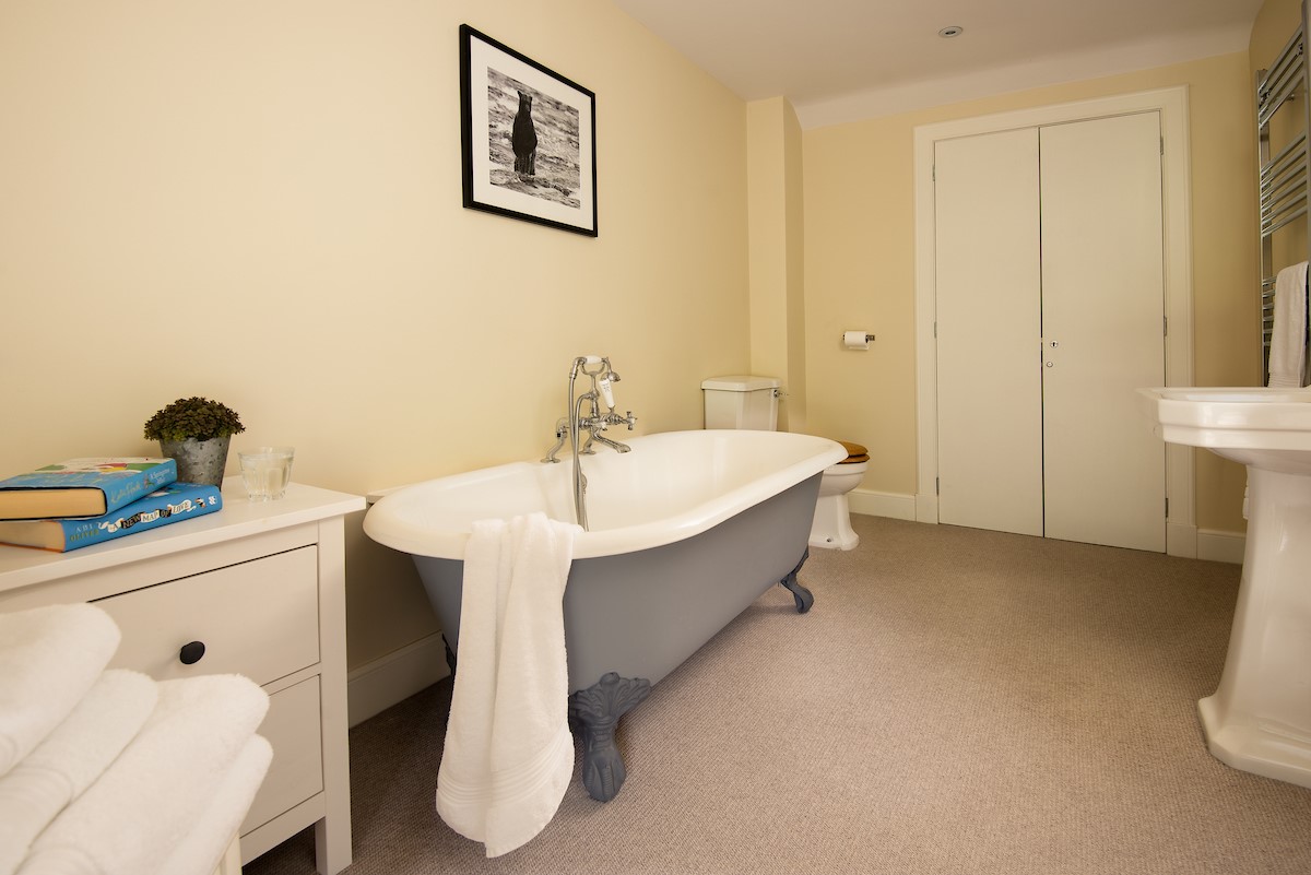 Crailing Coach House - enjoy a soak in the claw foot tub in the en suite bathroom