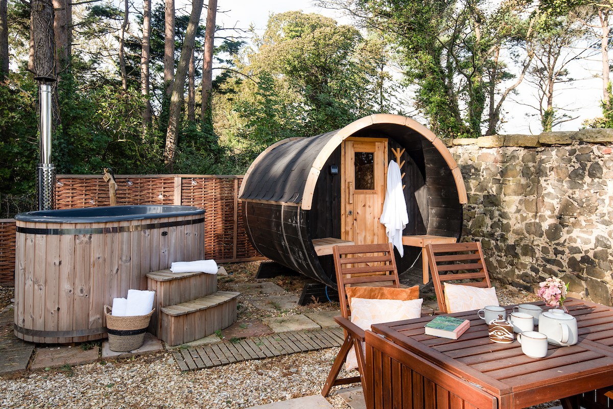 East Lodge Home Farm - relax in the sauna pod or take a dip in the hot tub