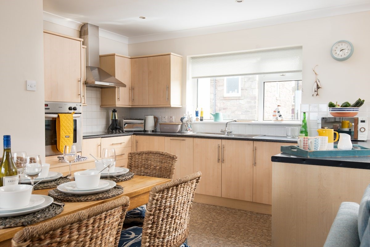 Farne View - open-plan kitchen and dining area to seat six