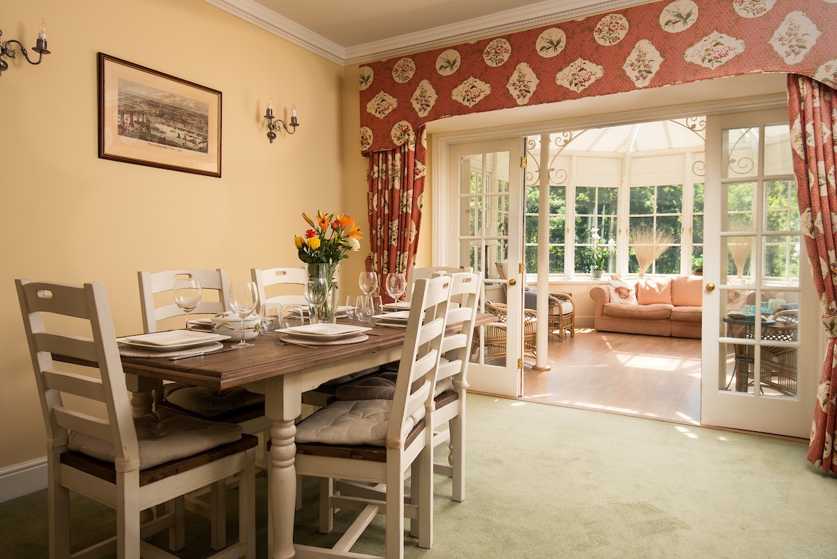 Eslington Lodge - dining room with seating for 6 guests