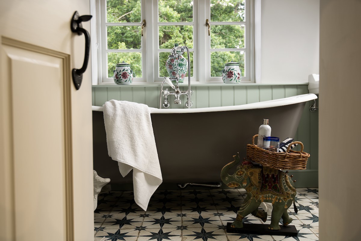 Rowchester West Lodge - feature claw foot bath tub in the first floor bathroom