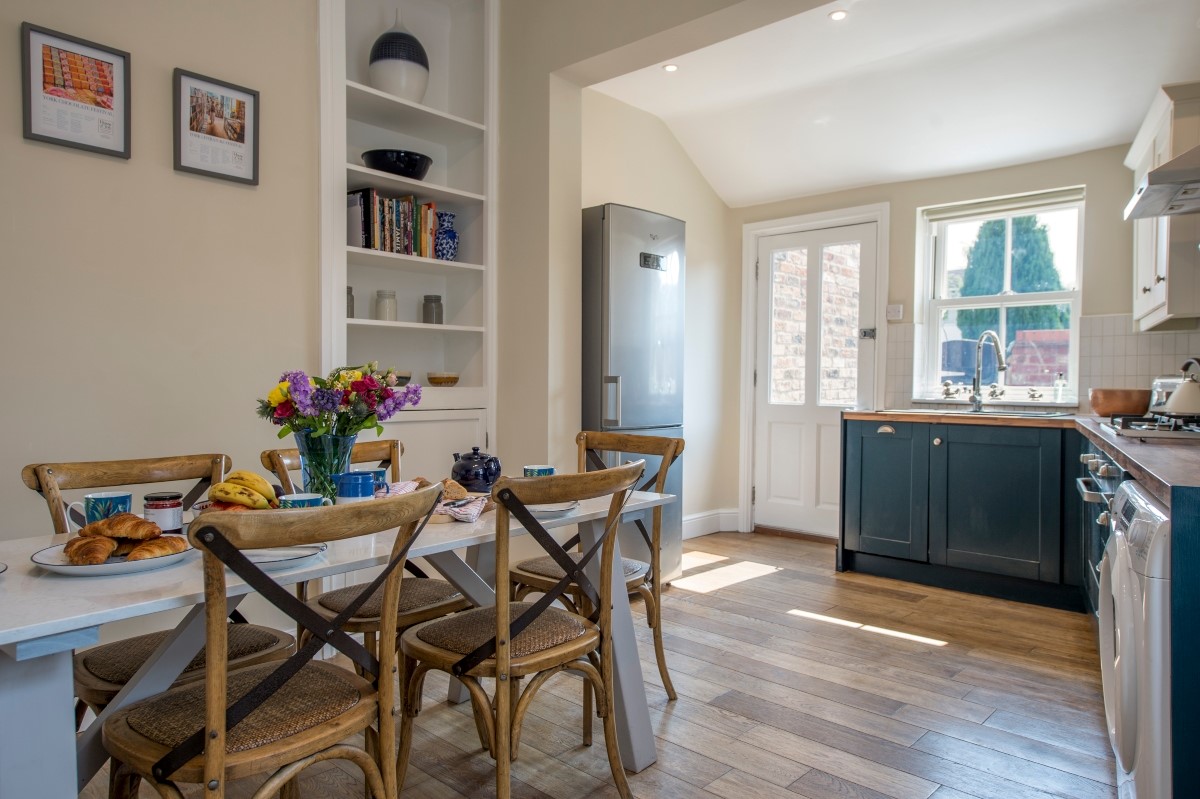 Spencer on the Lane - kitchen dining area with access to the rear courtyard
