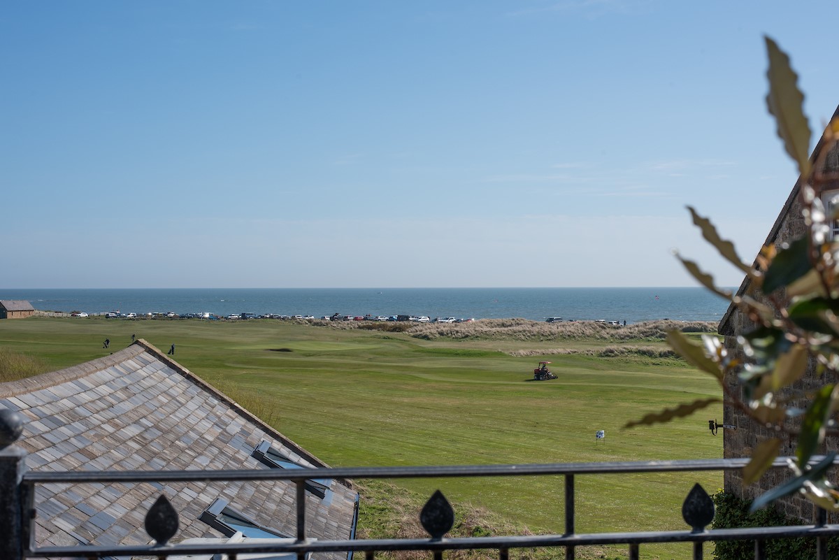 Marine House Cottage - views across the golf course and Alnmouth Beach