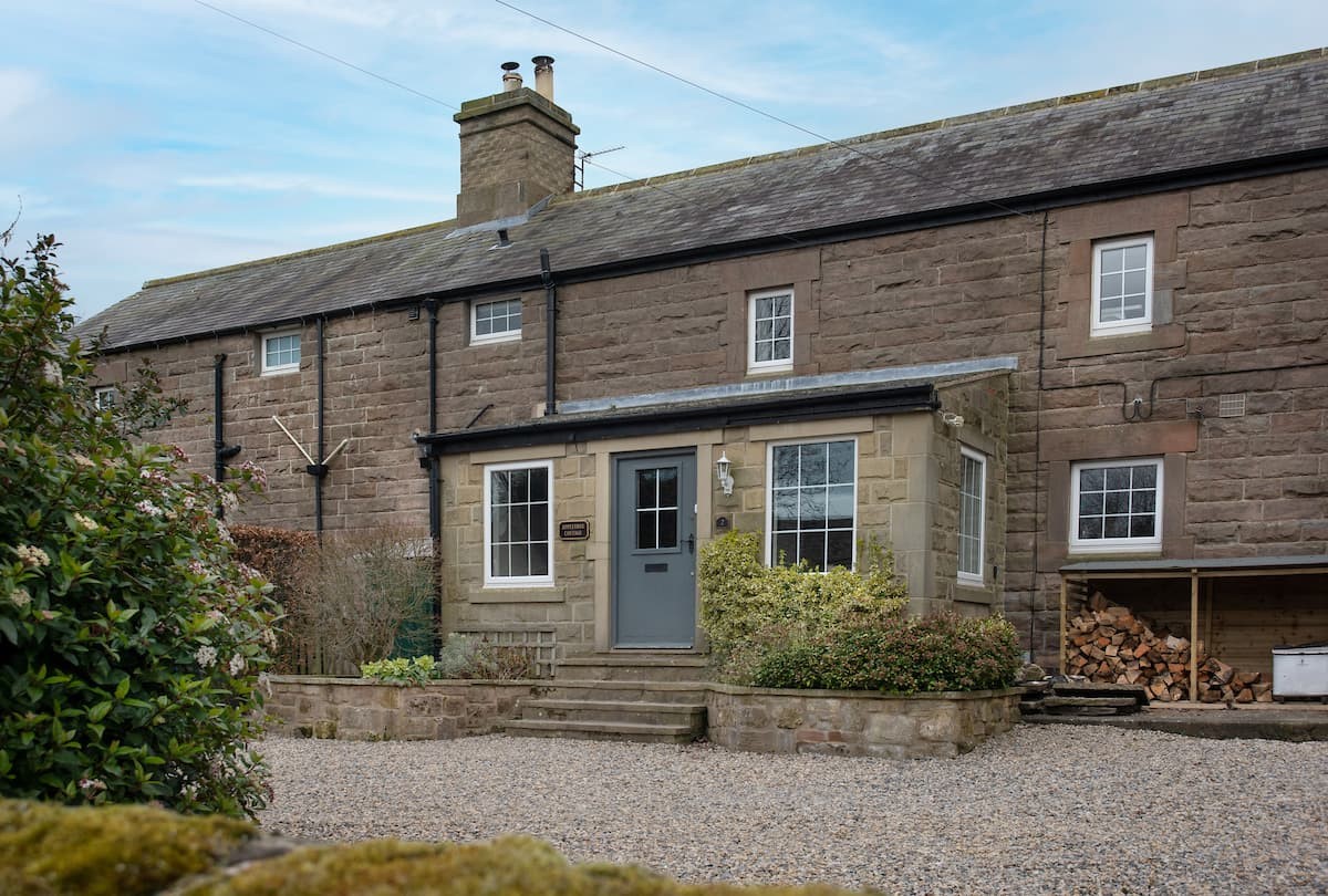 Appletree Cottage - pretty cottage front aspect with gravelled courtyard