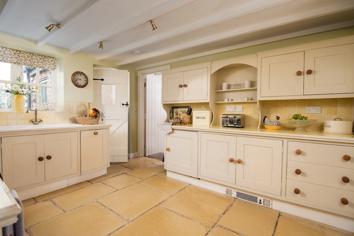 Rose Cottage, Huggate - the traditional farmhouse kitchen at the centre of the cottage