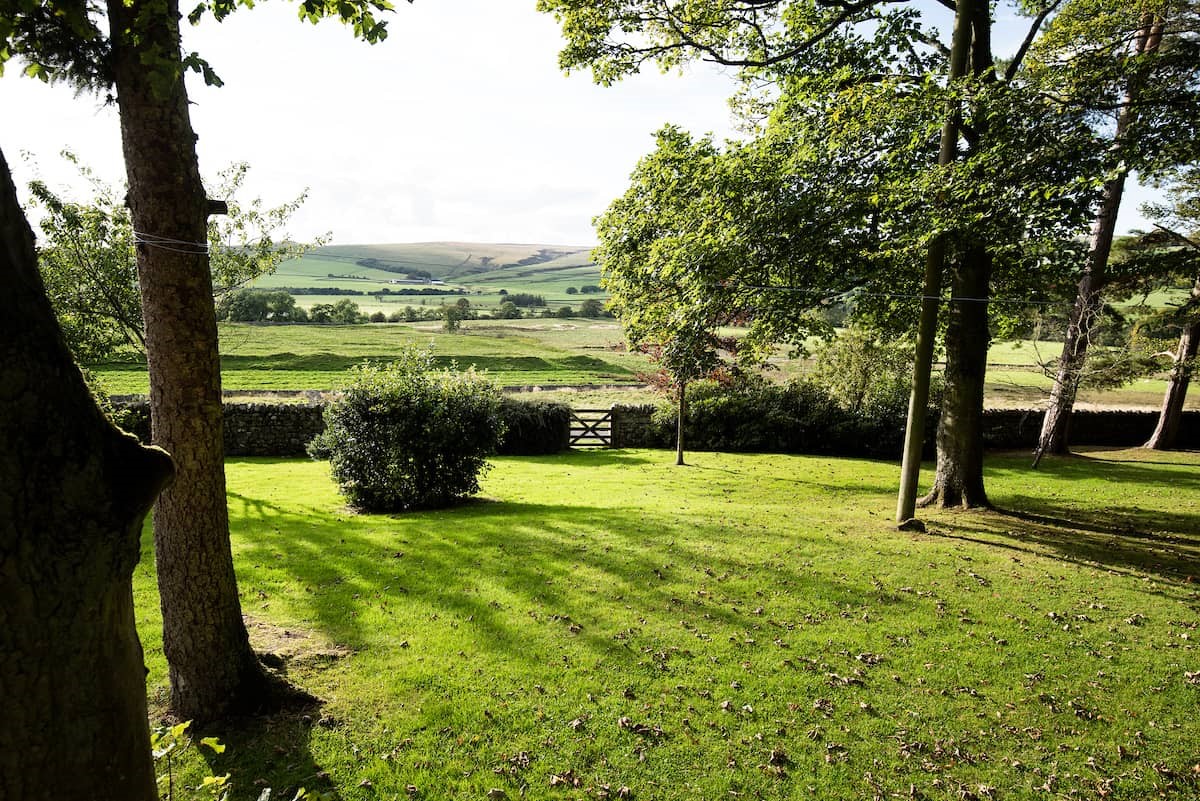 Broadgate House - large lawn and stunning landscape views