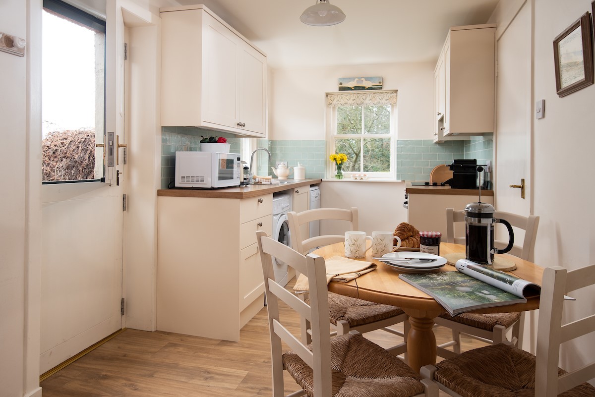Daffodil Cottage - the kitchen with door leading out to garden