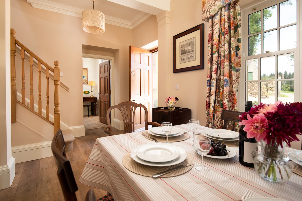 Birks Stable Cottage - gather around the dining table with family or friends