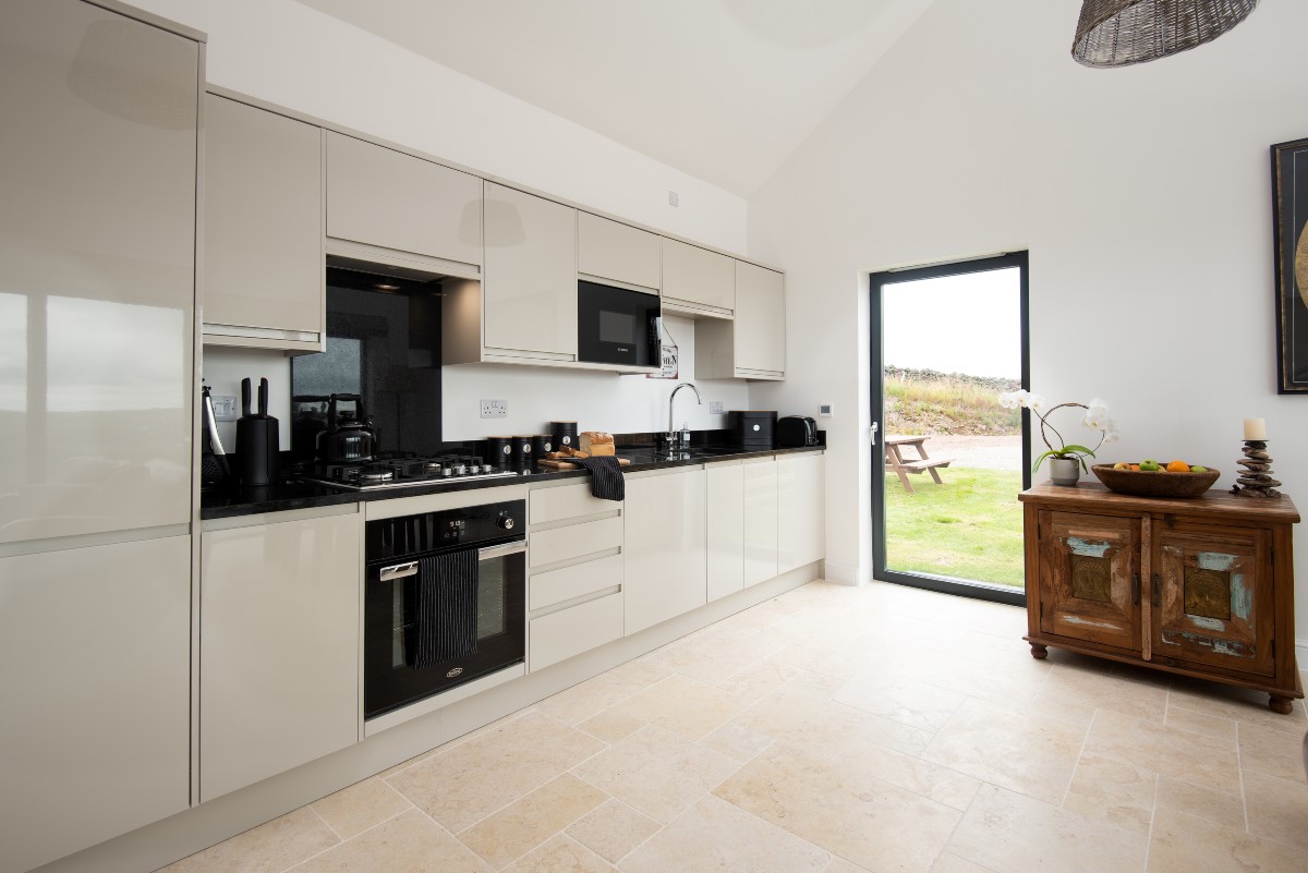 The Willow - well-equipped modern kitchen with integrated dishwasher, fridge/freezer, washing machine and microwave