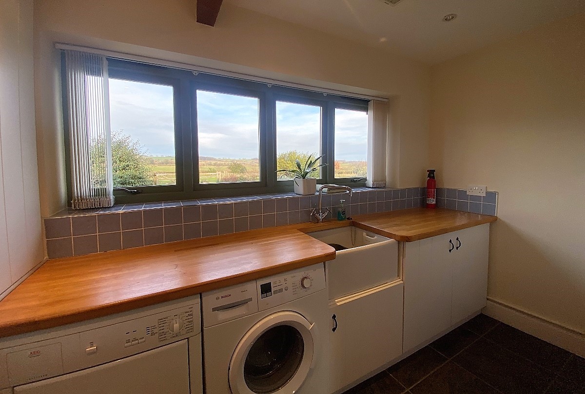 East Lodge - utility room with washing machine and dryer
