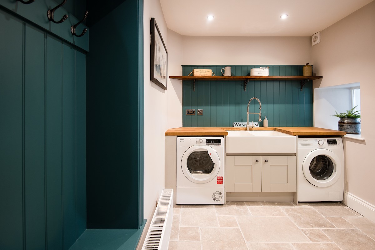 Brockmill Farmhouse - utility room with washing machine, tumble dryer and double Belfast sink with spray tap