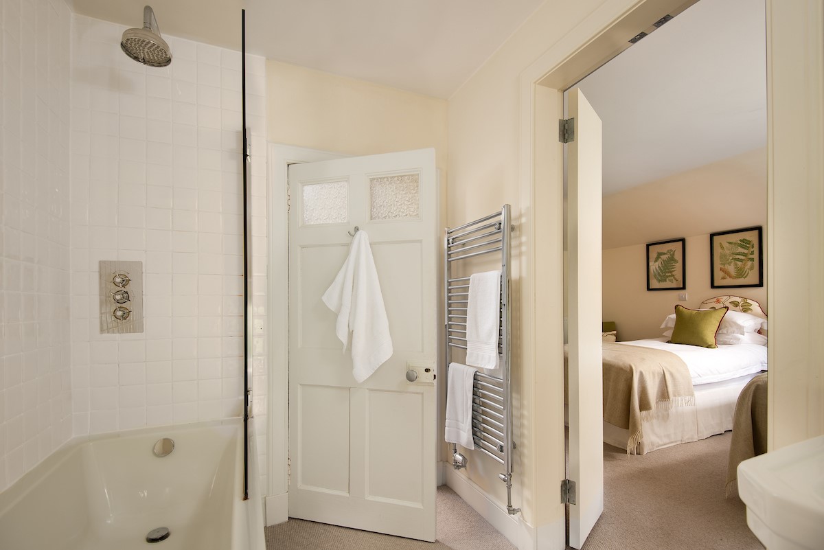 Crailing Coach House - bedroom two en suite bathroom (1)
