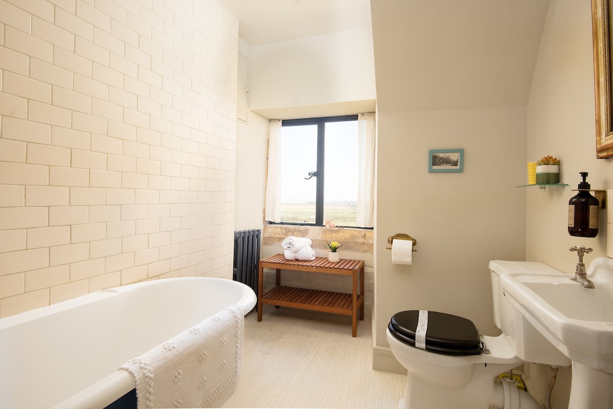 Lindisfarne View - bathroom with bath, basin and WC