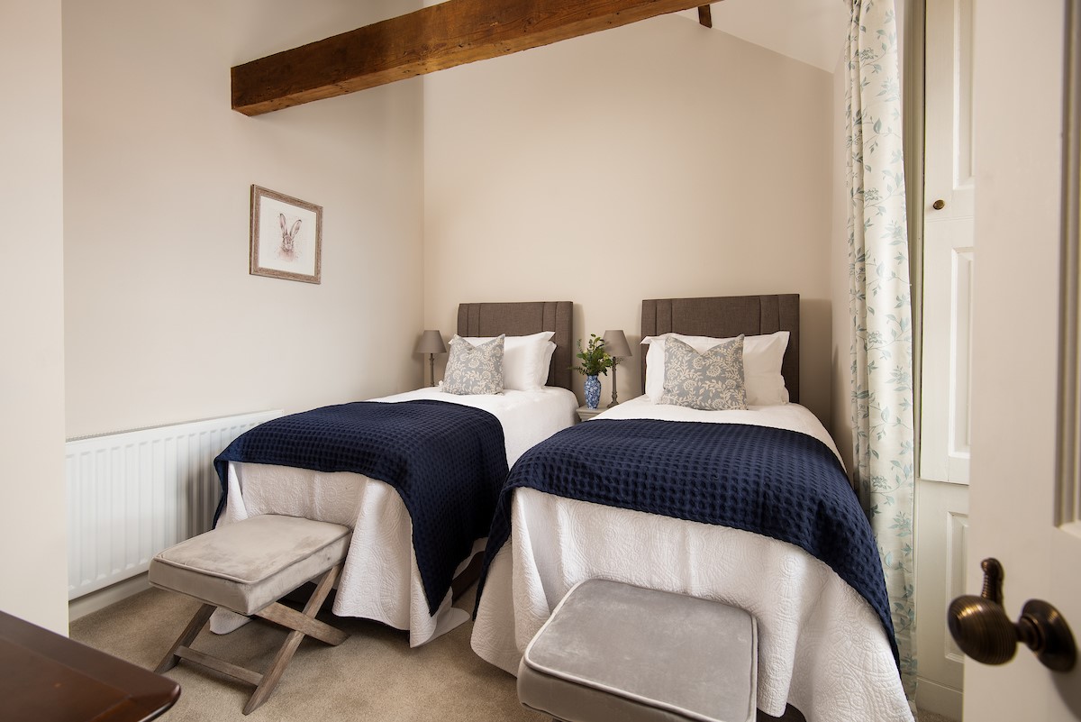 Brockmill Farmhouse - bedroom seven with zip and link beds and exposed beams