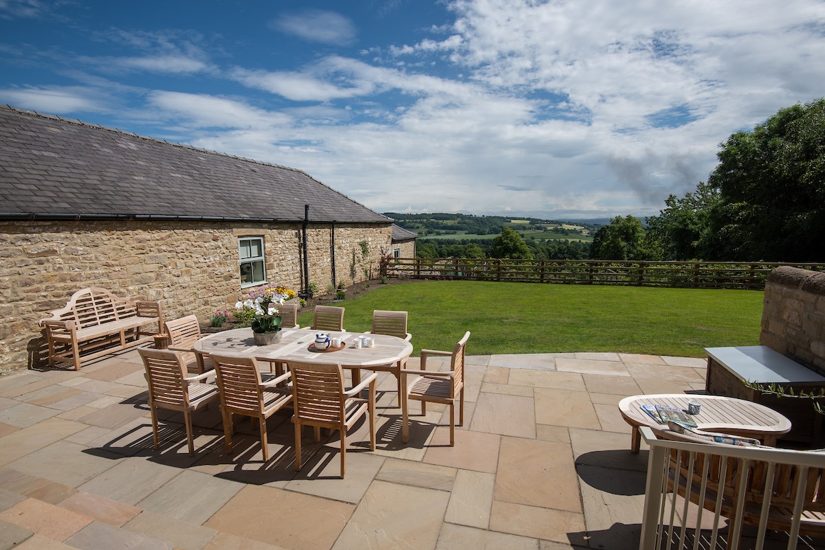 Old Granary House - seating for eight on the south facing patio