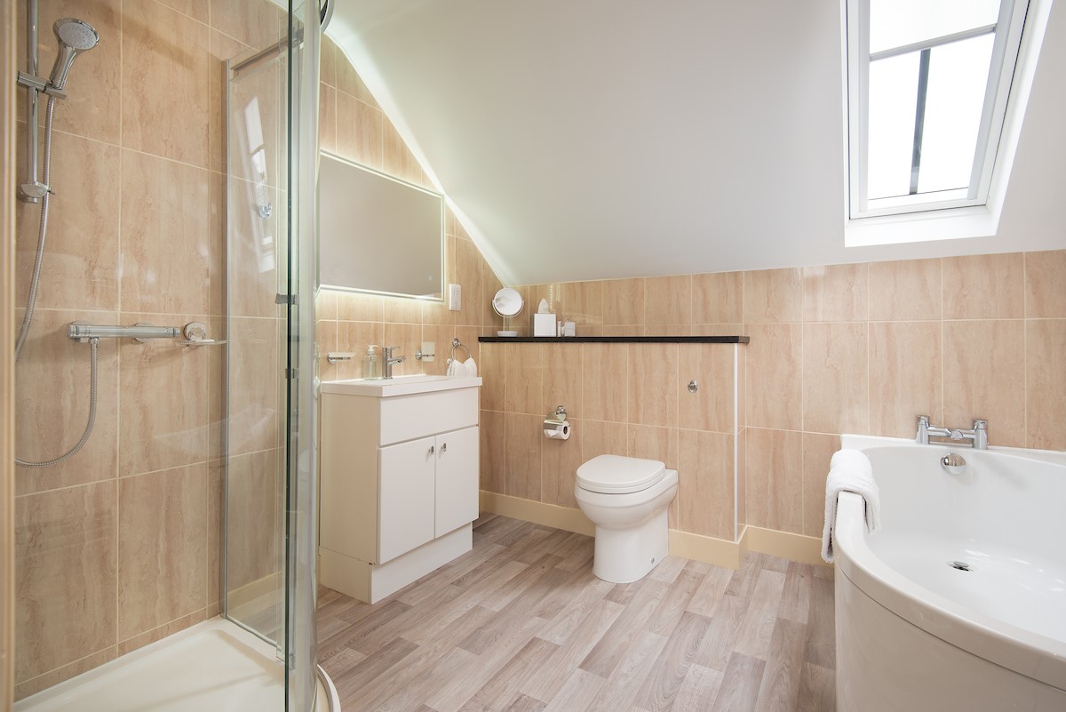 Dryburgh Steading One - bedroom two en-suite bathroom with shower and bath