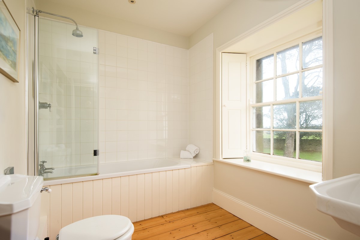 The Old Vicarage - en-suite bathroom containing shower over bath, WC and basin