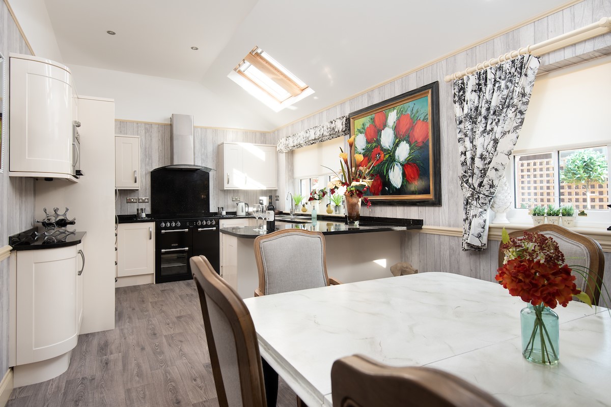 Dryburgh Farmhouse - spacious open plan kitchen and dining area, perfect for family gatherings