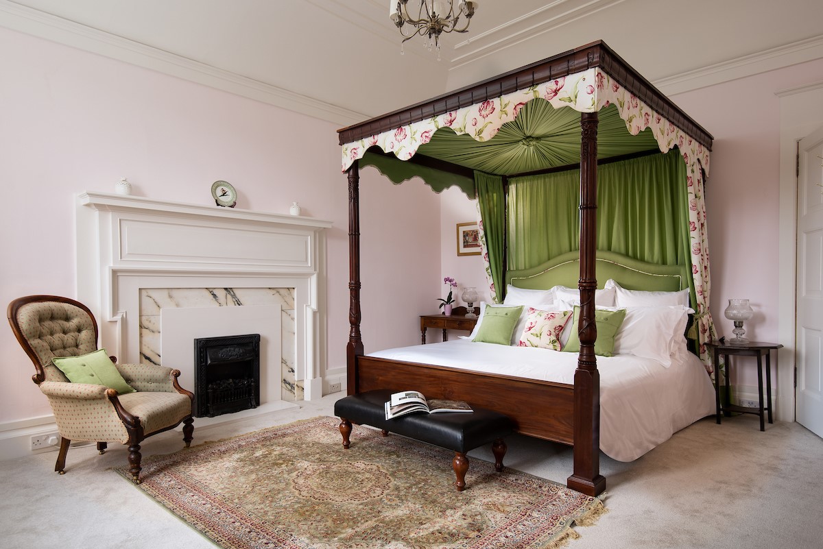 Fairnilee House - Donald - with super king four-poster bed