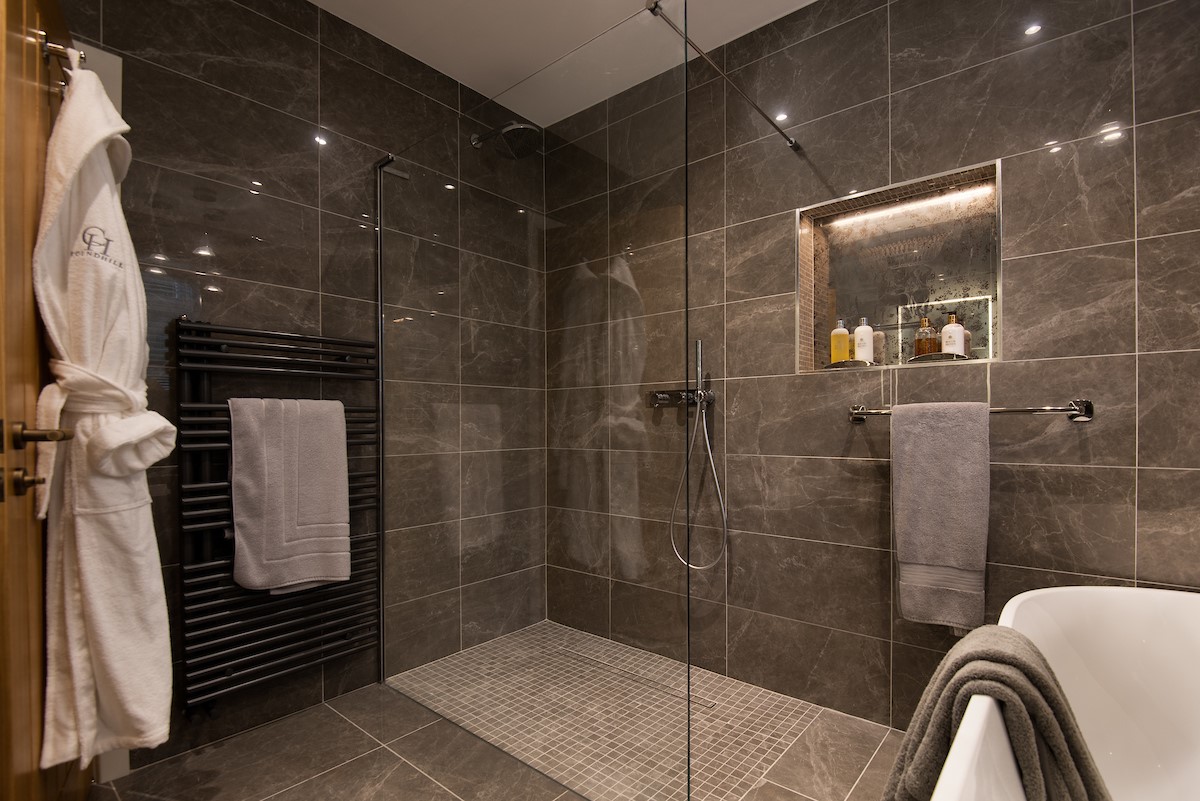 Roundhill Coach House - the stunning walk in shower in the master ensuite bathroom