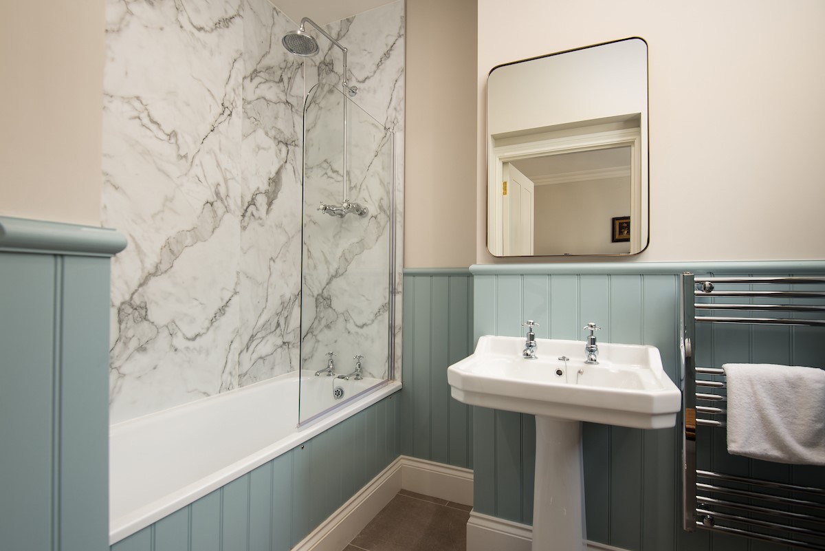 Riverhill Cottage - bedroom four en suite bathroom with shower over the bath