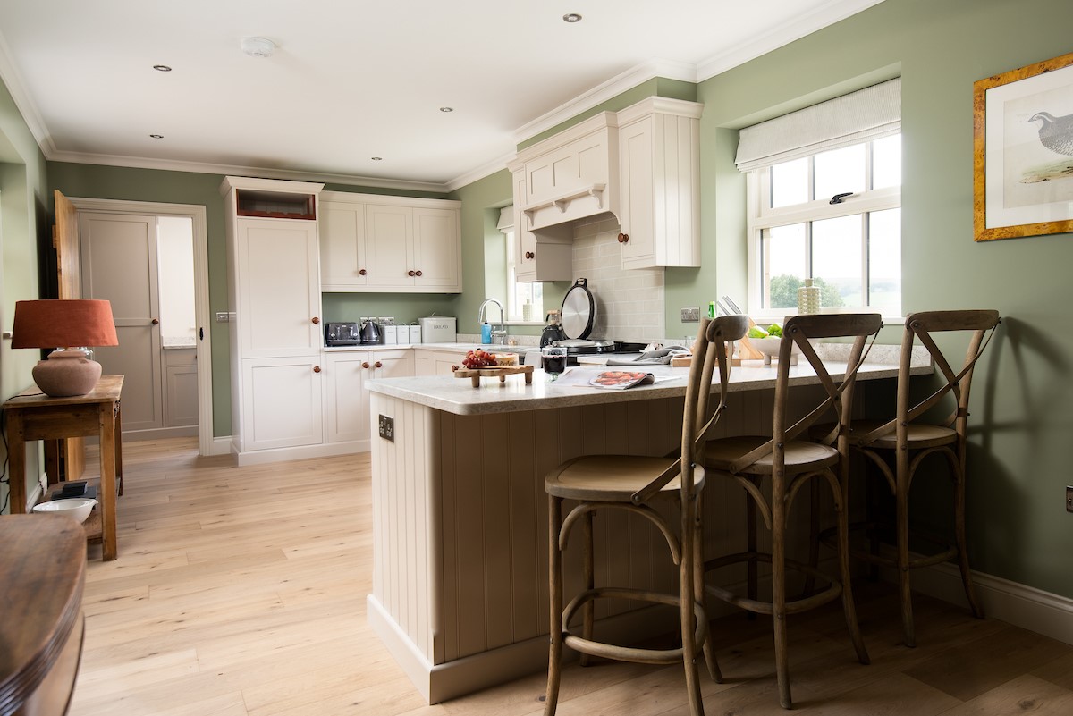 Risingham House -kitchen with sociable breakfast bar