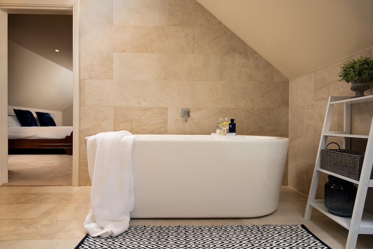 Bracken Lodge - enjoy a long soak in the large bath tub