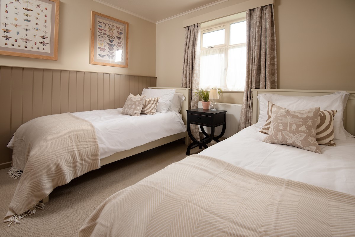 Greengate - bedroom two with twin beds