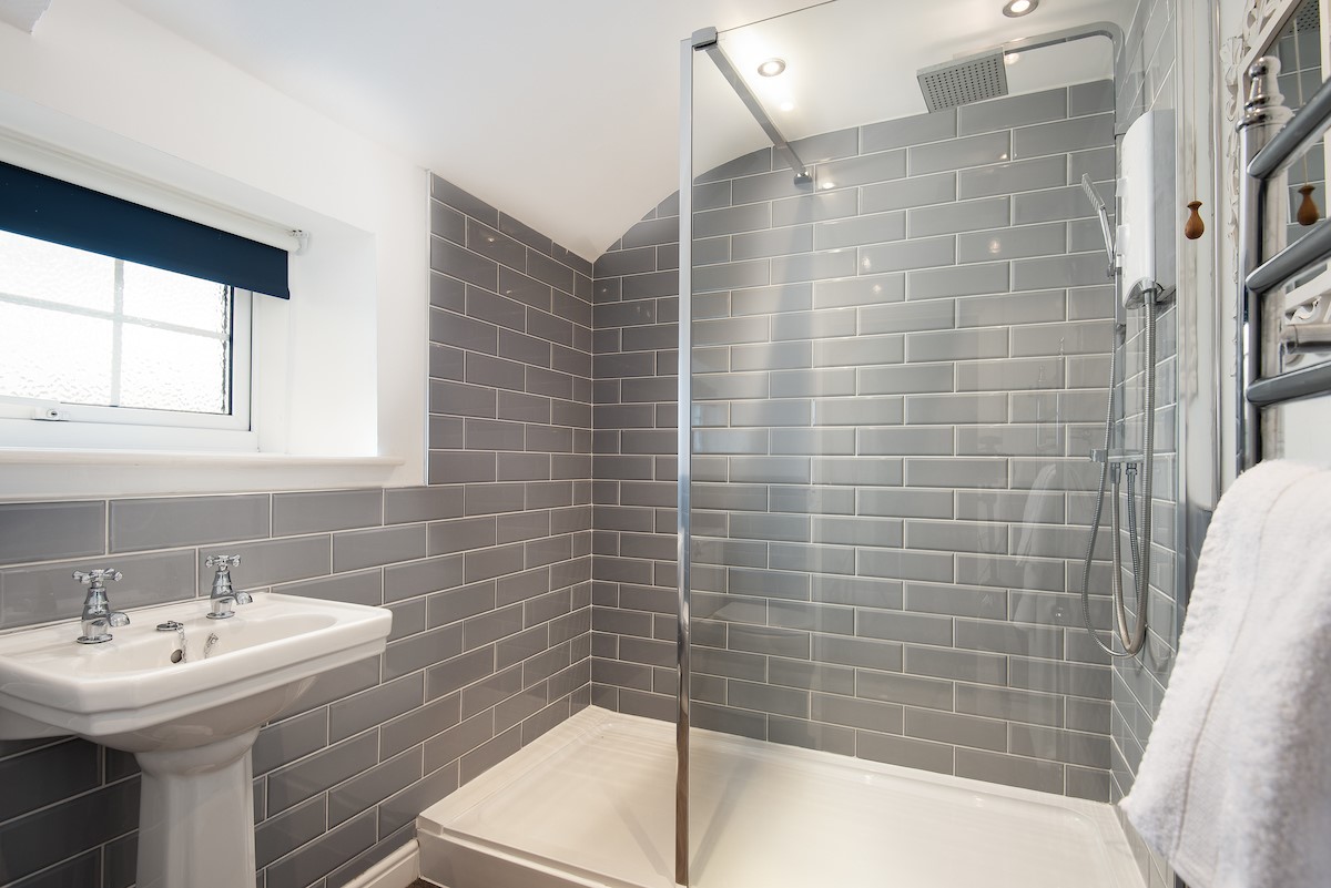 Appletree Cottage - offers a large family shower room