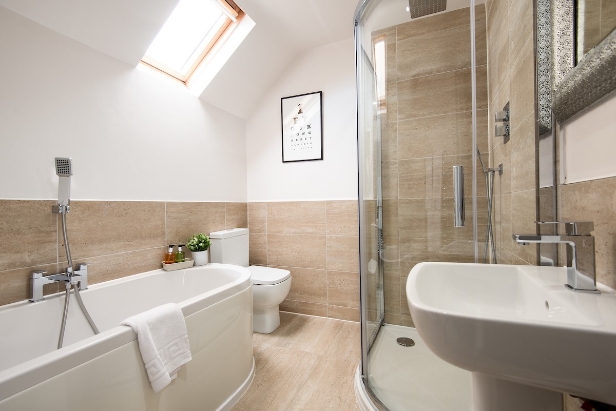 Mullins House - en-suite bathroom with bath and separate walk-in shower