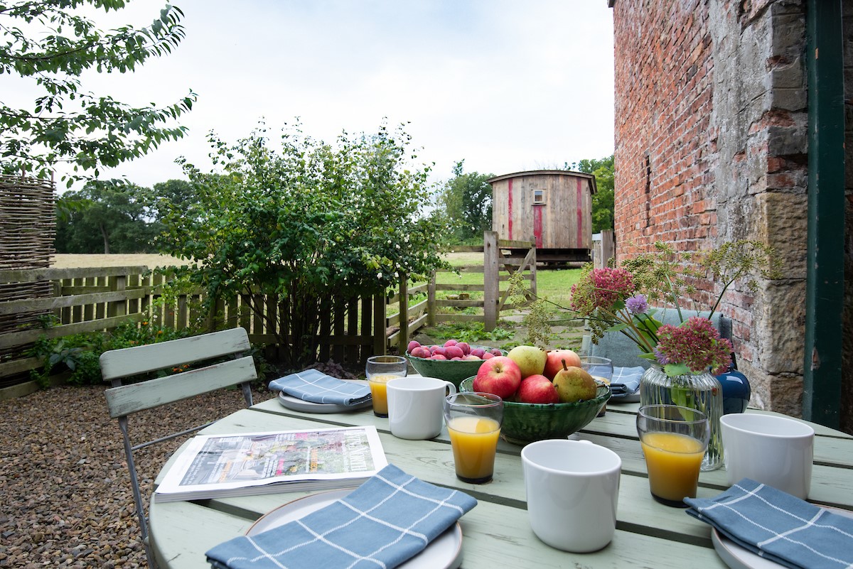 Mullins House - outdoor dining table to enjoy an alfresco breakfast