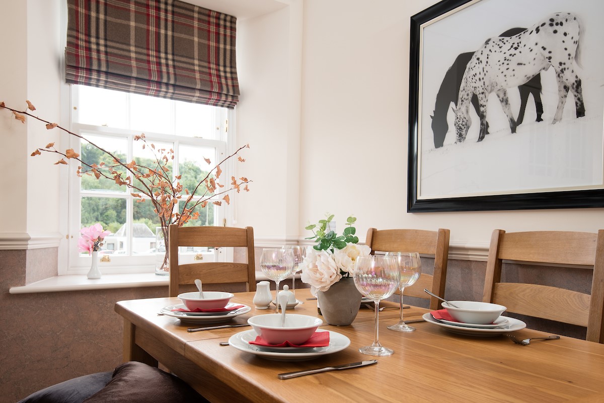 School View - dining space - perfect for up to six guests