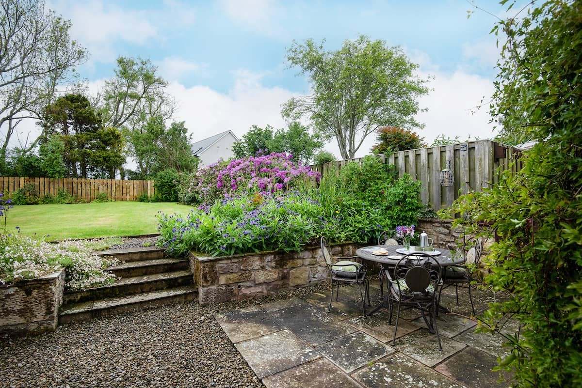 Pentland Cottage - the garden with patio and outside seating