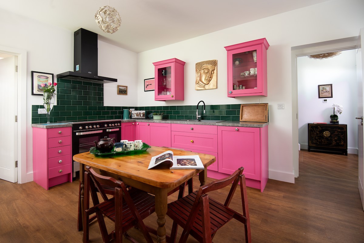 Walltown Farm Cottage - colourful kitchen with with cooker and 5-ring electric hob