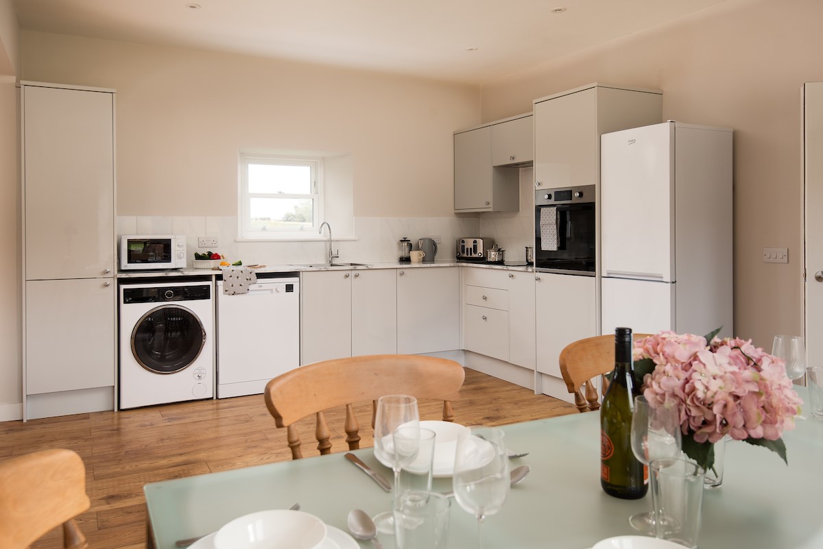 Coldwells Farmhouse - spacious kitchen and dining table