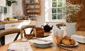 Garden House - enjoy breakfast in the bright and sunny kitchen