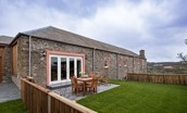 Byre - garden area with outside dining table and loungers