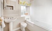 Kingfisher Cottage - family bathroom