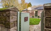 Saddler Cottage - access to side garden