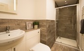 Mallow Lodge - bedroom one en suite shower room