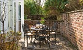 Rose Cottage, Huggate - outside dining table and chairs