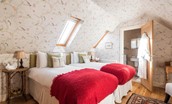 The Old Millhouse - The Dalkeith Room with zip and link beds and en suite bathroom