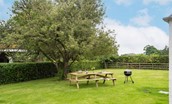 Pirnie Cottage - enjoy a barbecue and al fresco dining at the picnic table