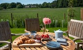 Lookout Cottage - enjoy alfesco meals whilst taking in the peaceful surroundings